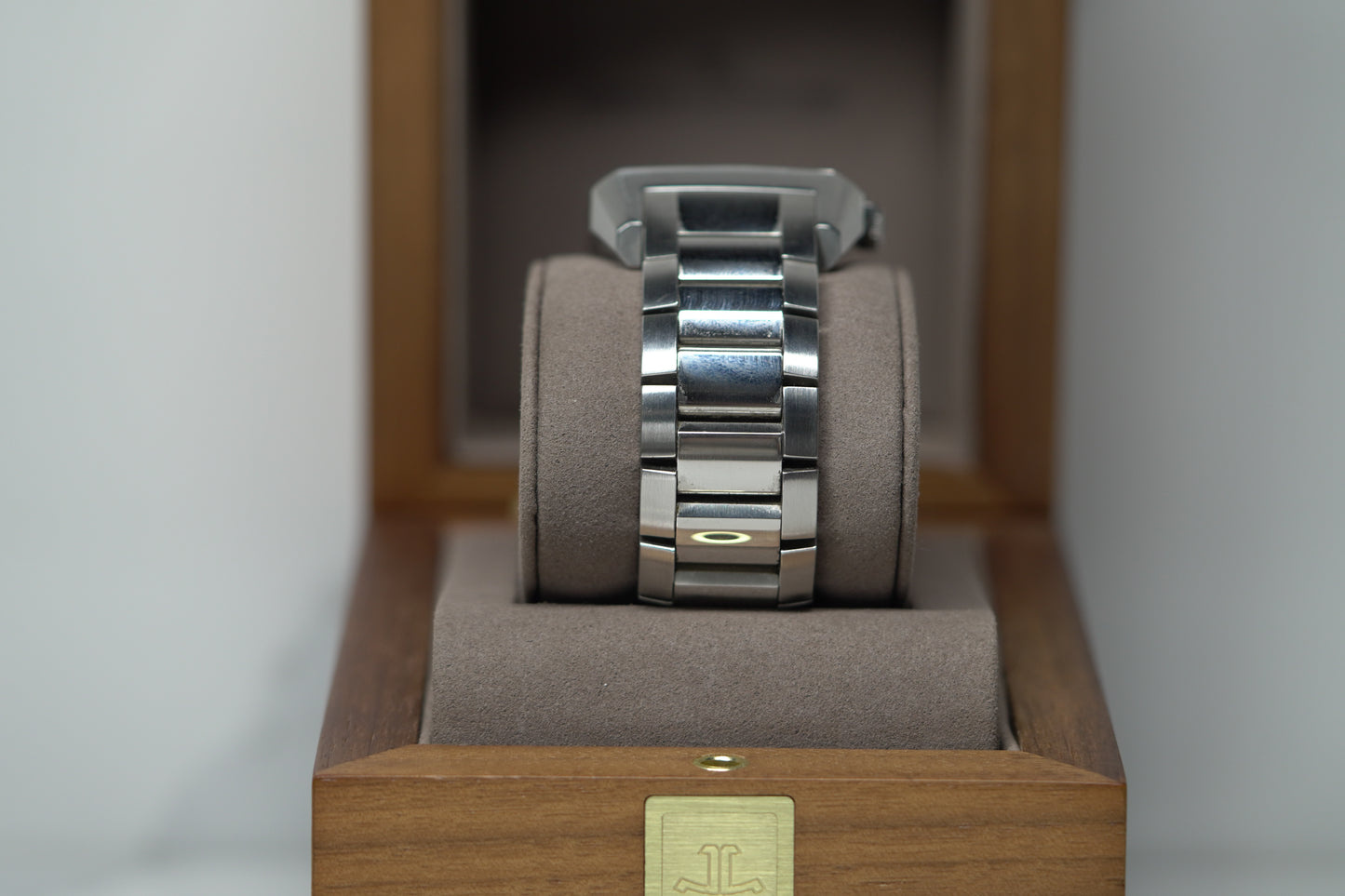 Jaeger Le Coultre Reverso Squadra GMT Stainless Steel 35mm Silver Bracelet Watch Only 230.8.45/7018120