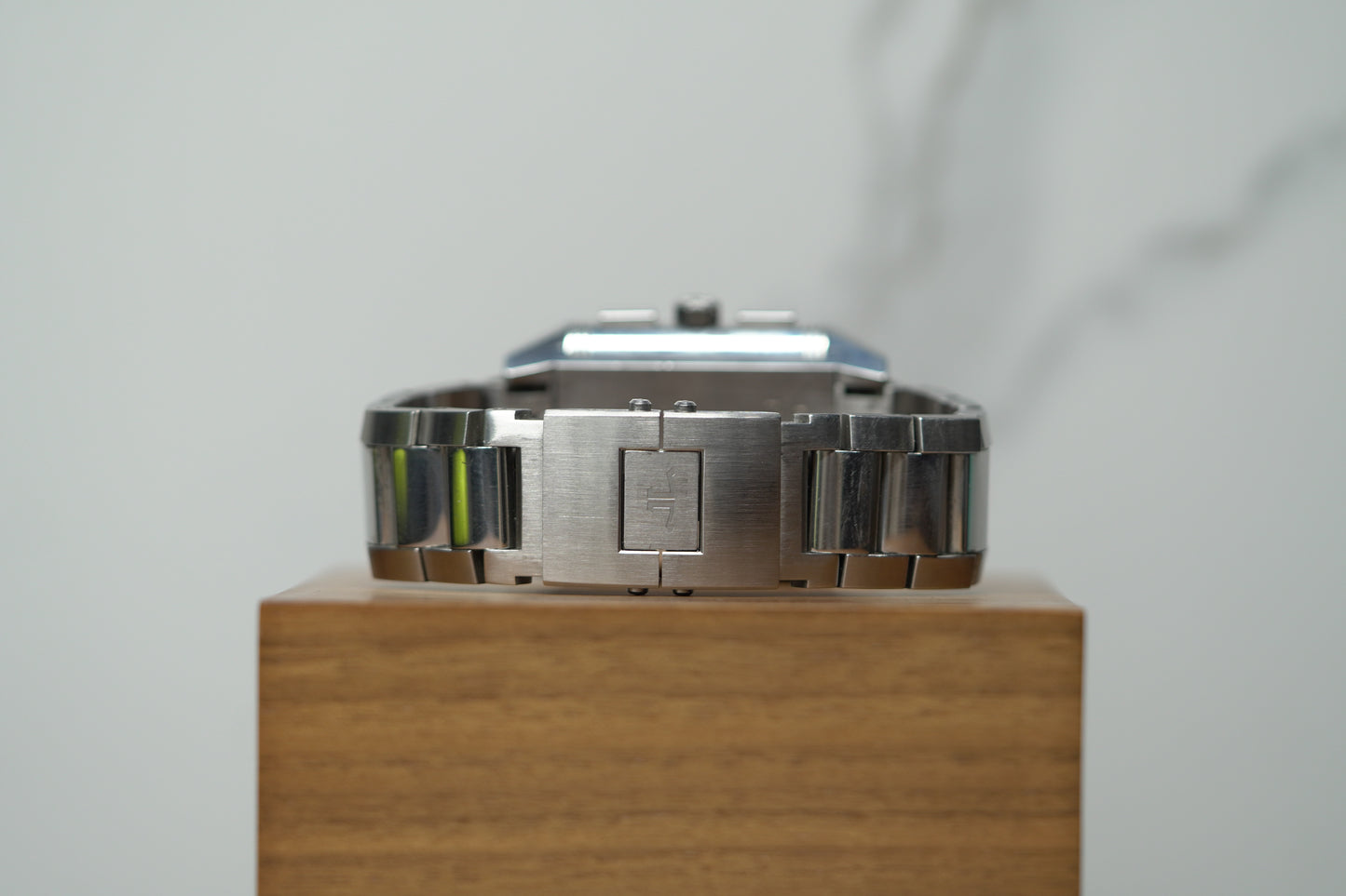 Jaeger Le Coultre Reverso Squadra GMT Stainless Steel 35mm Silver Bracelet Watch Only 230.8.45/7018120