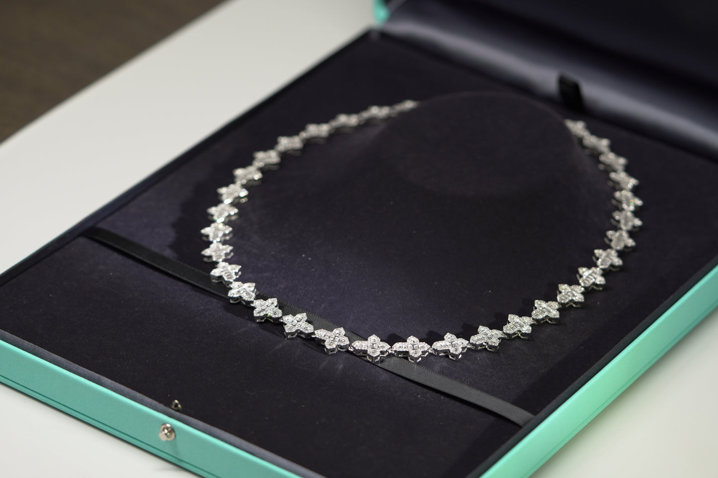 10KT 9.65CT. DIAMOND BAGUETTE CROSS CHAIN WG