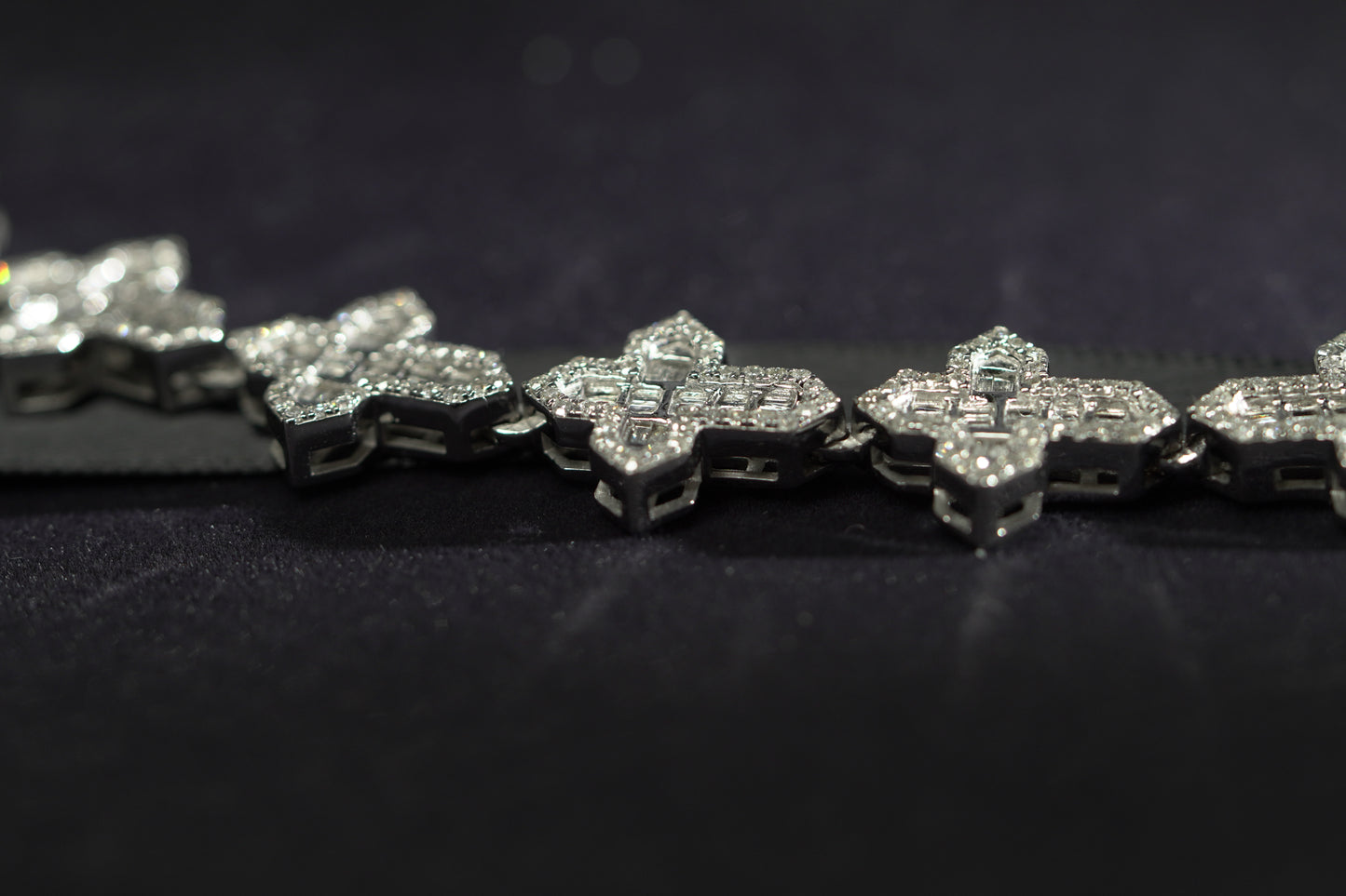 10KT 9.65CT. DIAMOND BAGUETTE CROSS CHAIN WG