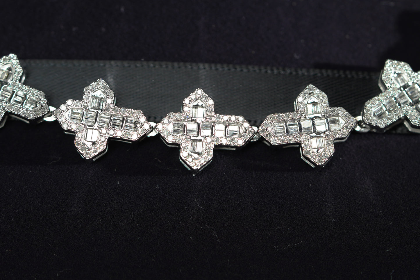 10KT 9.65CT. DIAMOND BAGUETTE CROSS CHAIN WG