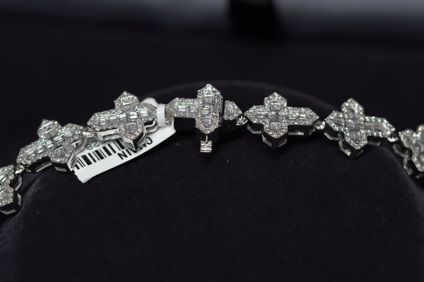 10KT 9.65CT. DIAMOND BAGUETTE CROSS CHAIN WG