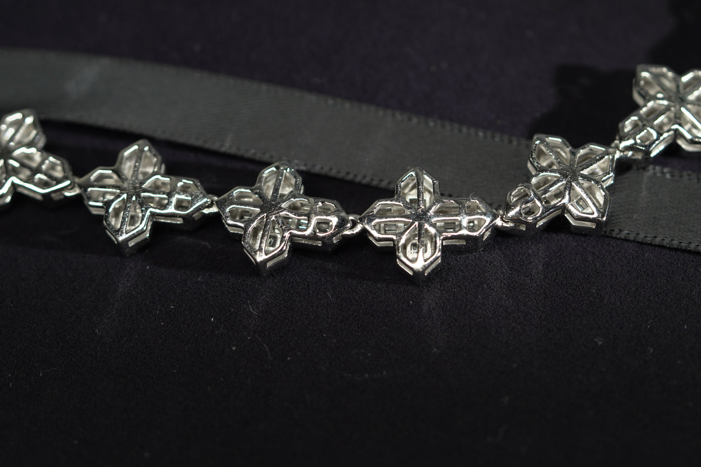10KT 9.65CT. DIAMOND BAGUETTE CROSS CHAIN WG
