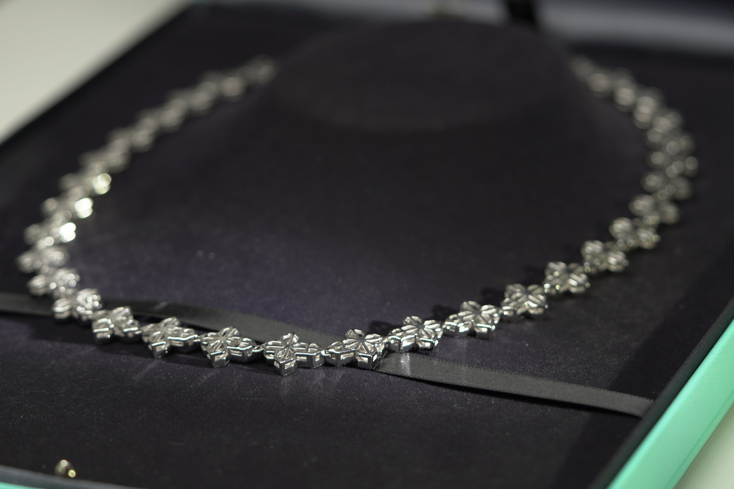 10KT 9.65CT. DIAMOND BAGUETTE CROSS CHAIN WG