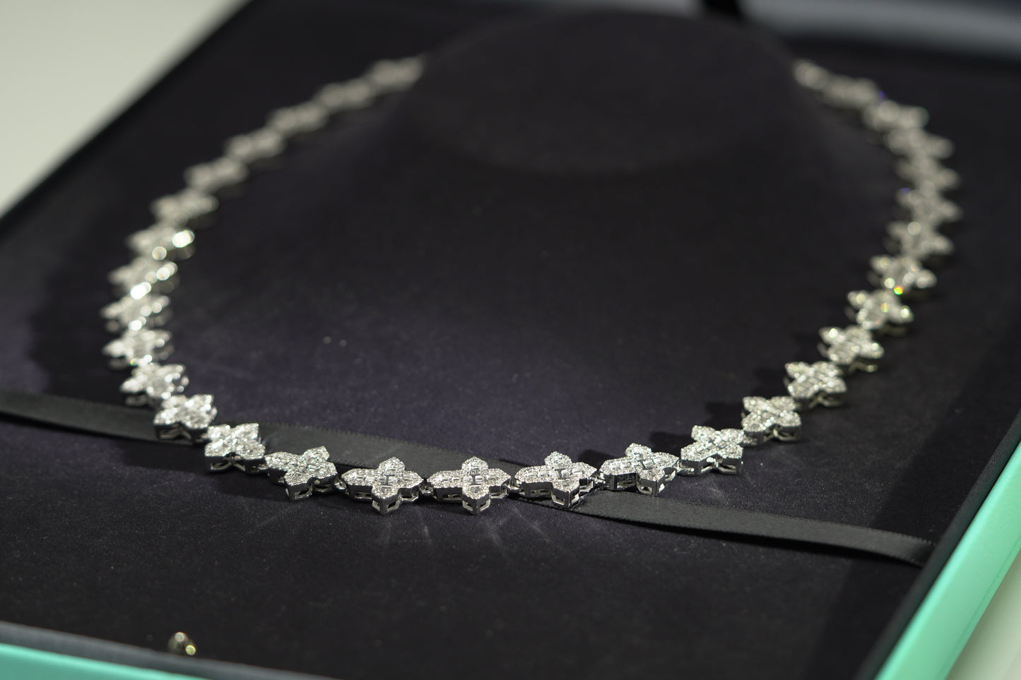 10KT 9.65CT. DIAMOND BAGUETTE CROSS CHAIN WG