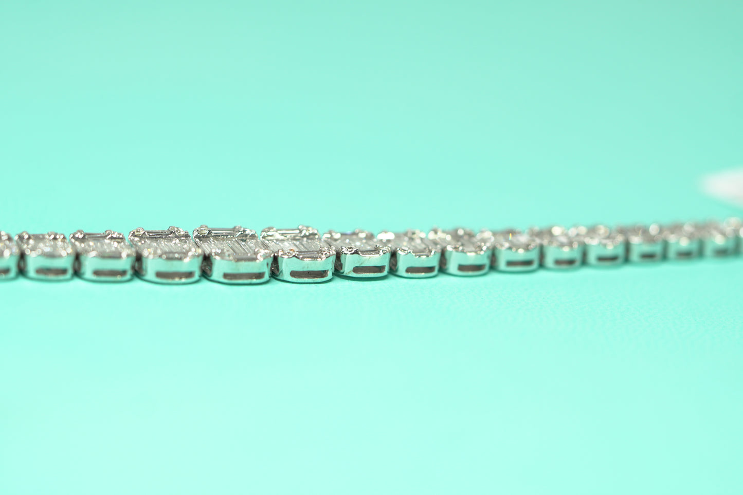 14KT 10.40CT. WG BAGUETTE GRADIENT BRACELET