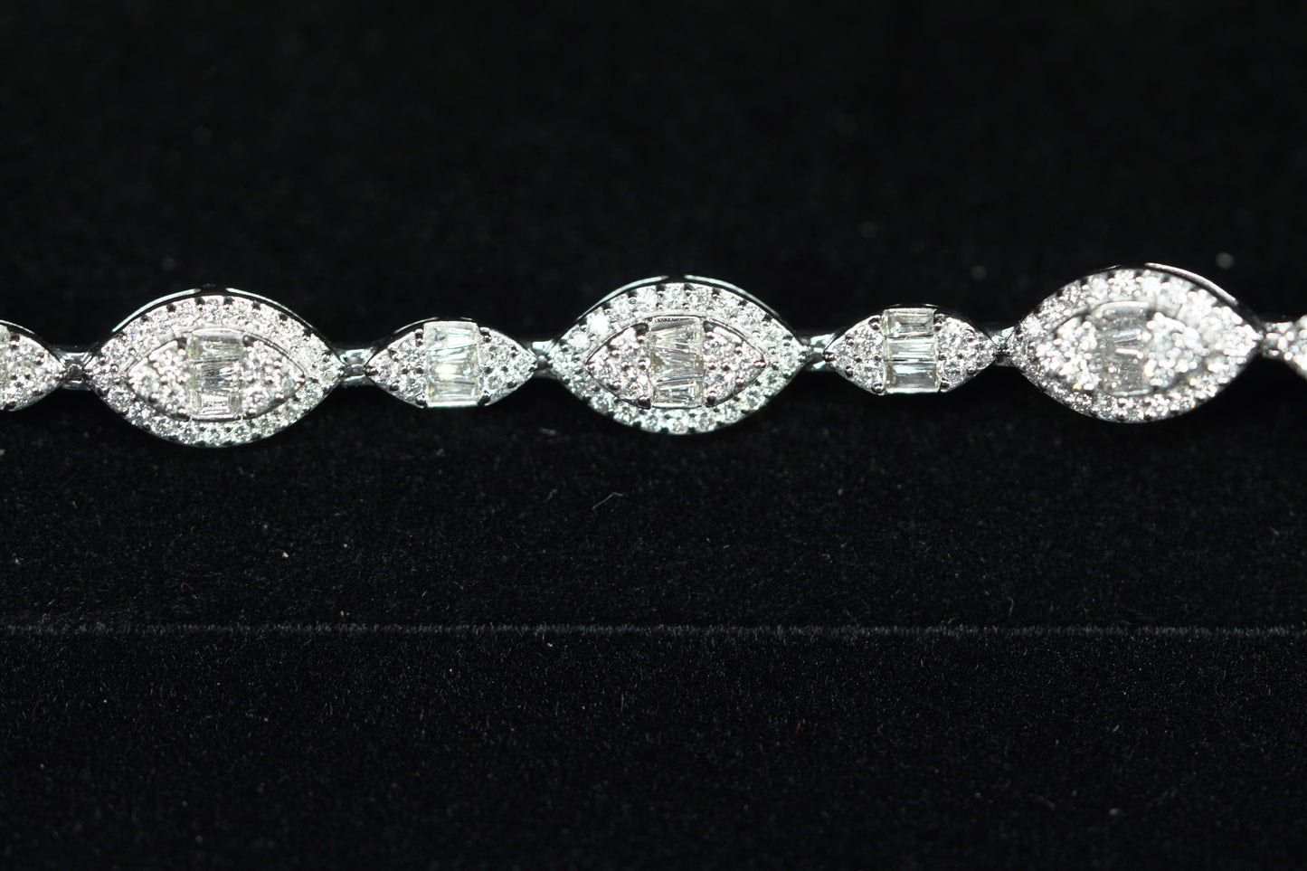 14KT 3.25CT DIAMOND MARQUIS SHAPE BRACELET WG