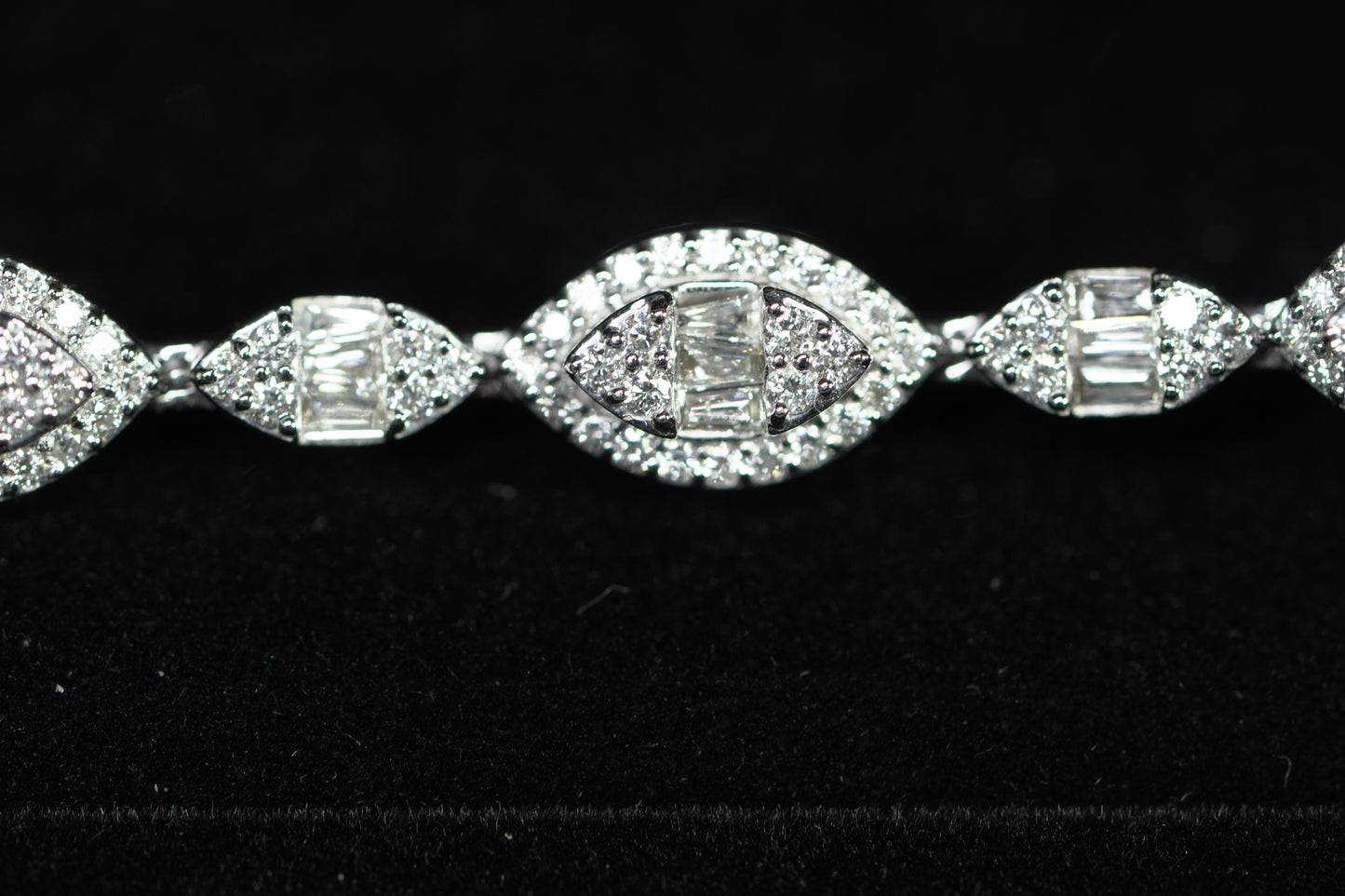 14KT 3.25CT DIAMOND MARQUIS SHAPE BRACELET WG