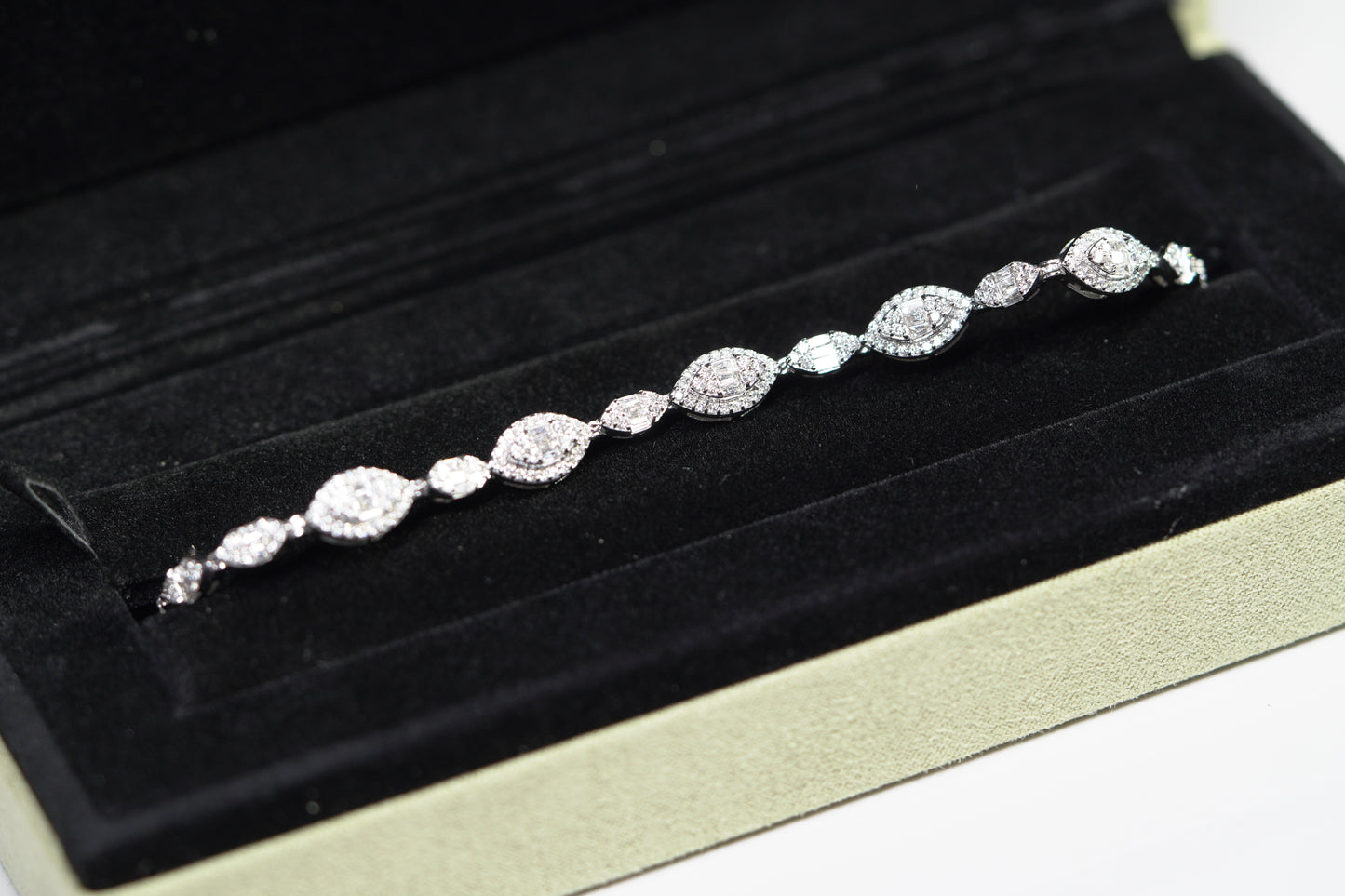 14KT 3.25CT DIAMOND MARQUIS SHAPE BRACELET WG