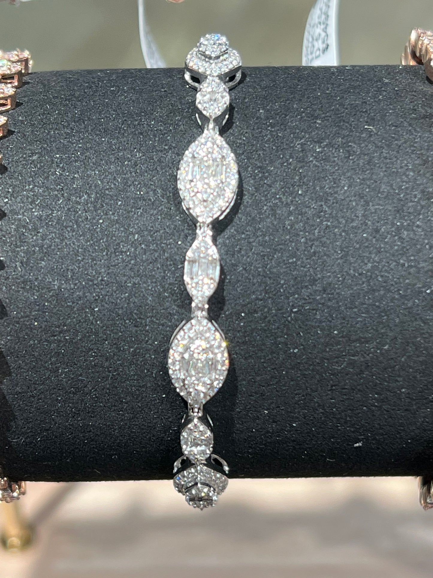 14KT 3.25CT DIAMOND MARQUIS SHAPE BRACELET WG