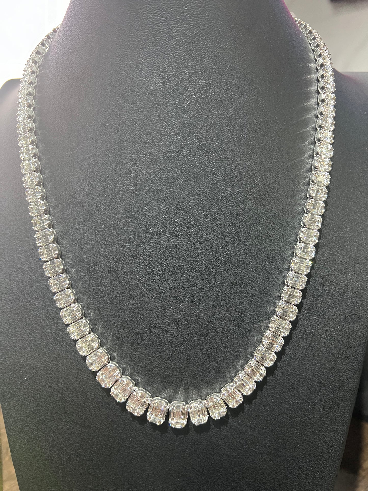 14KT 25.05CT DIAMOND BAGUETTE OVAL CHAIN WG