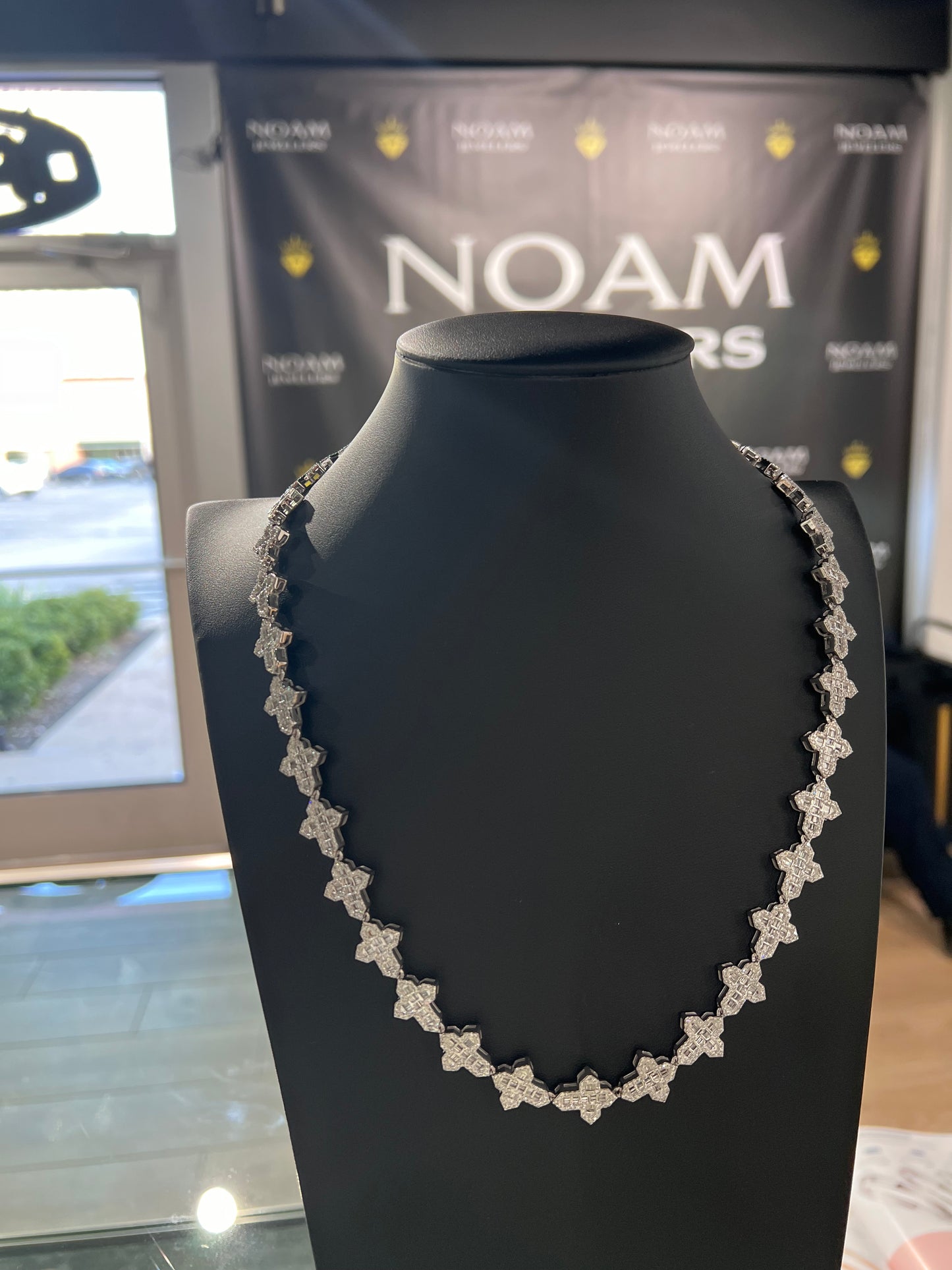 10KT 9.65CT. DIAMOND BAGUETTE CROSS CHAIN WG