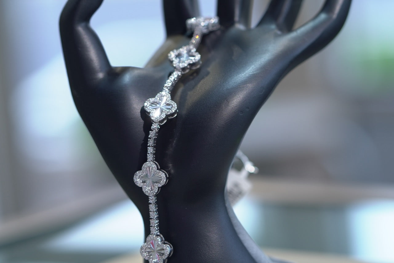 10KT 2.00 CT DIAMOND CLOVER BRACELET WG