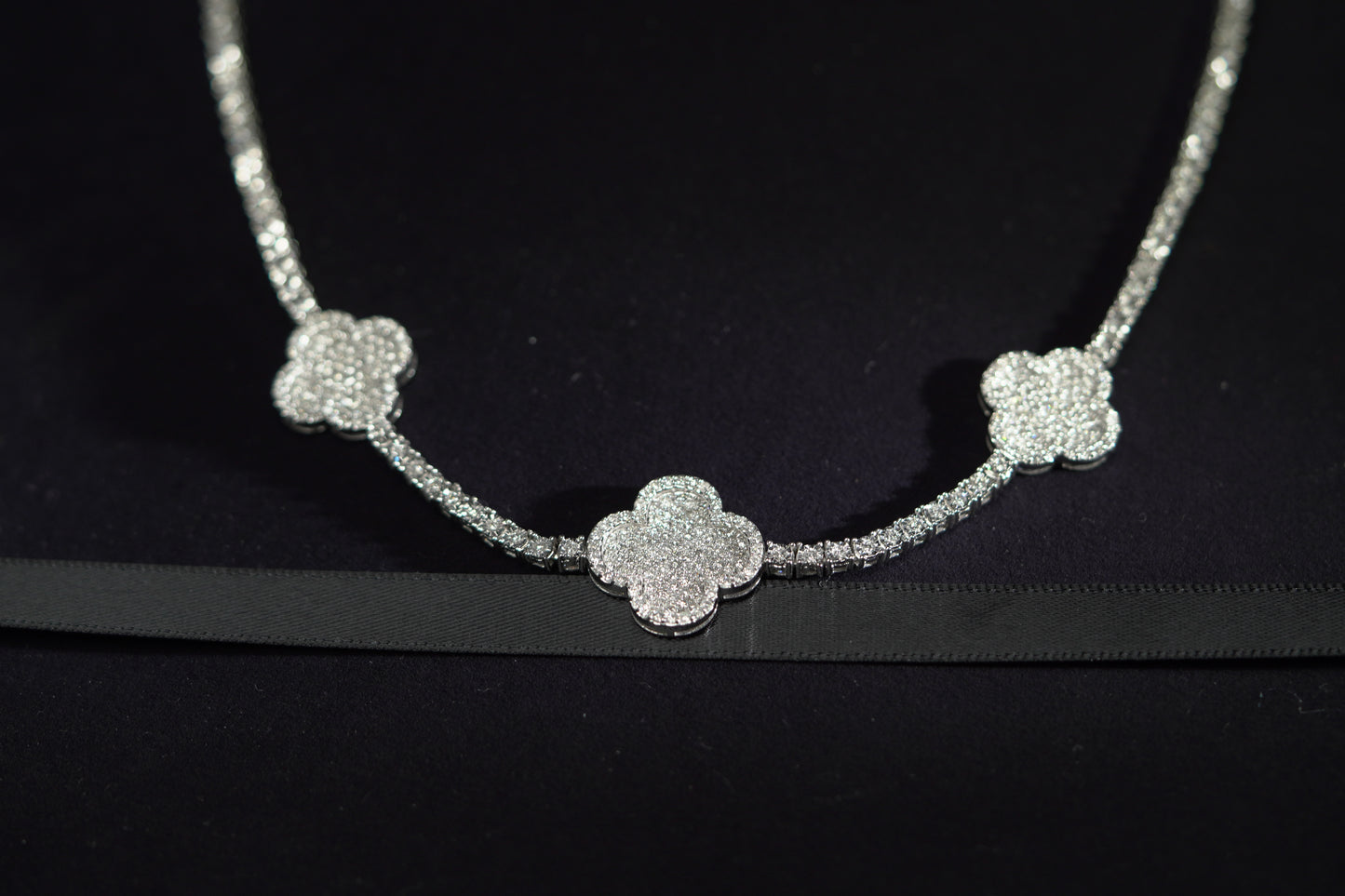 10KT 3.75CT DIAMOND NECKLACE 3 CLOVERS WG