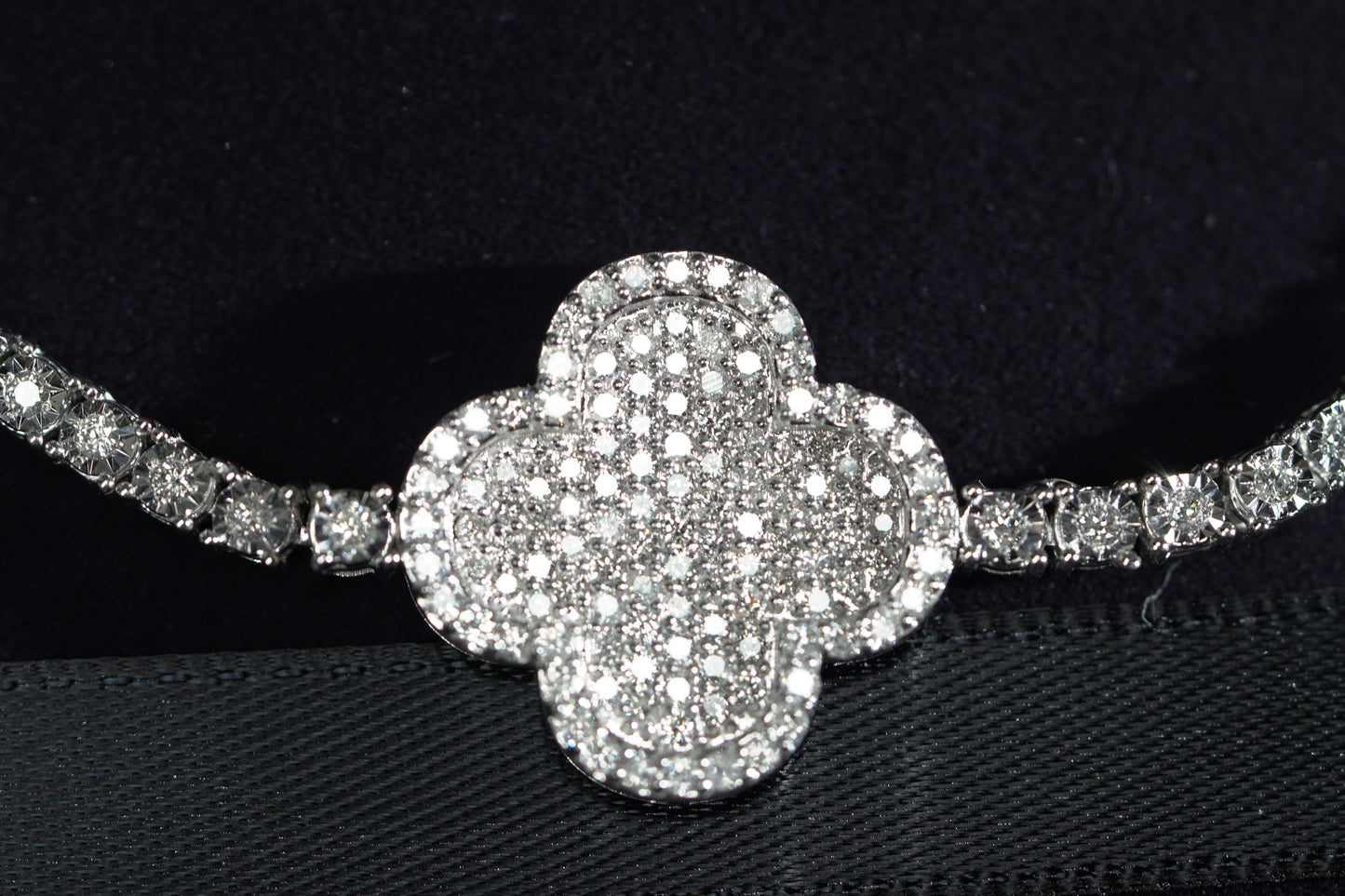 10KT 3.75CT DIAMOND NECKLACE 3 CLOVERS WG