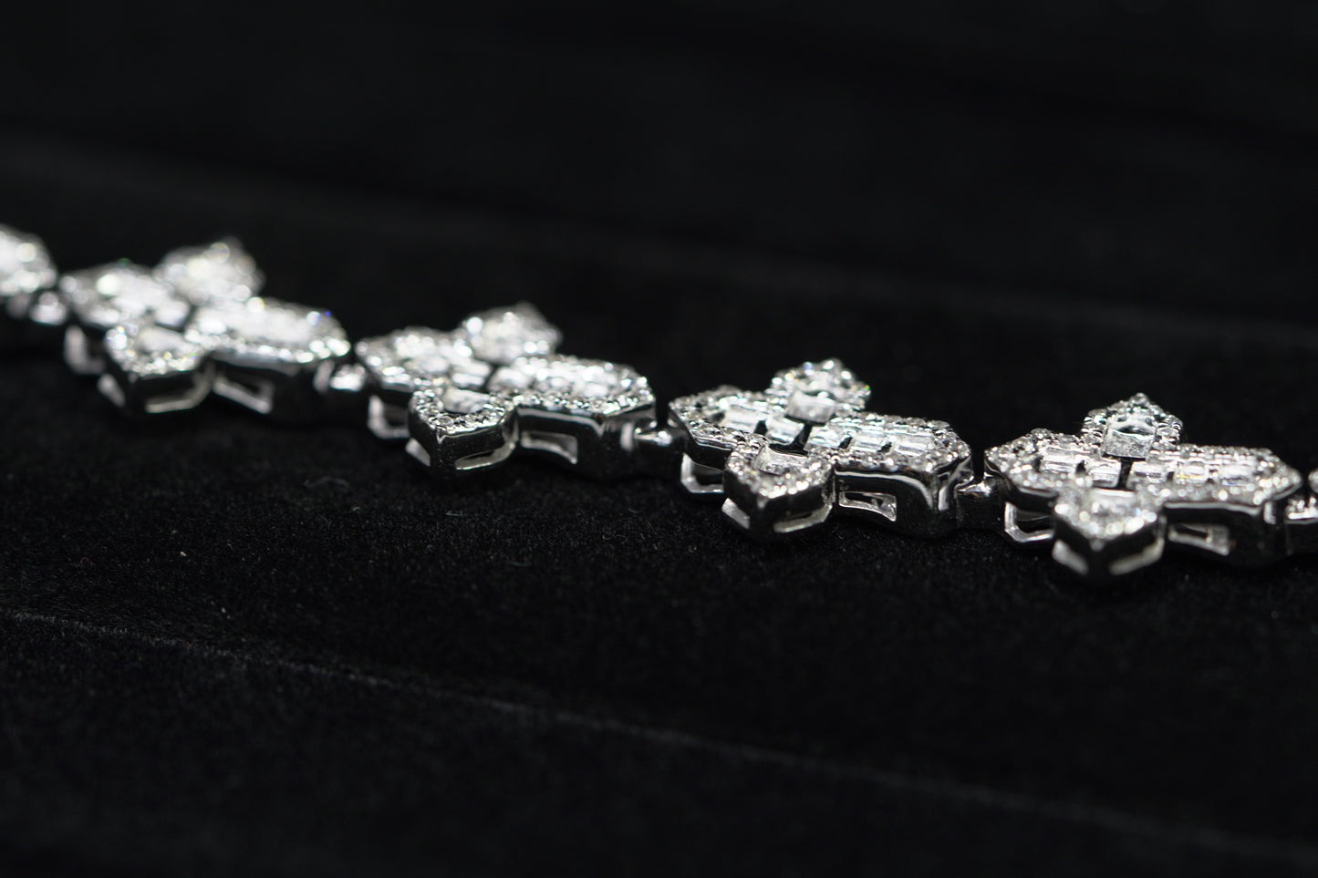 10KT 3.50CT DIAMONDCROSSBAGUETTE BRACELET WG