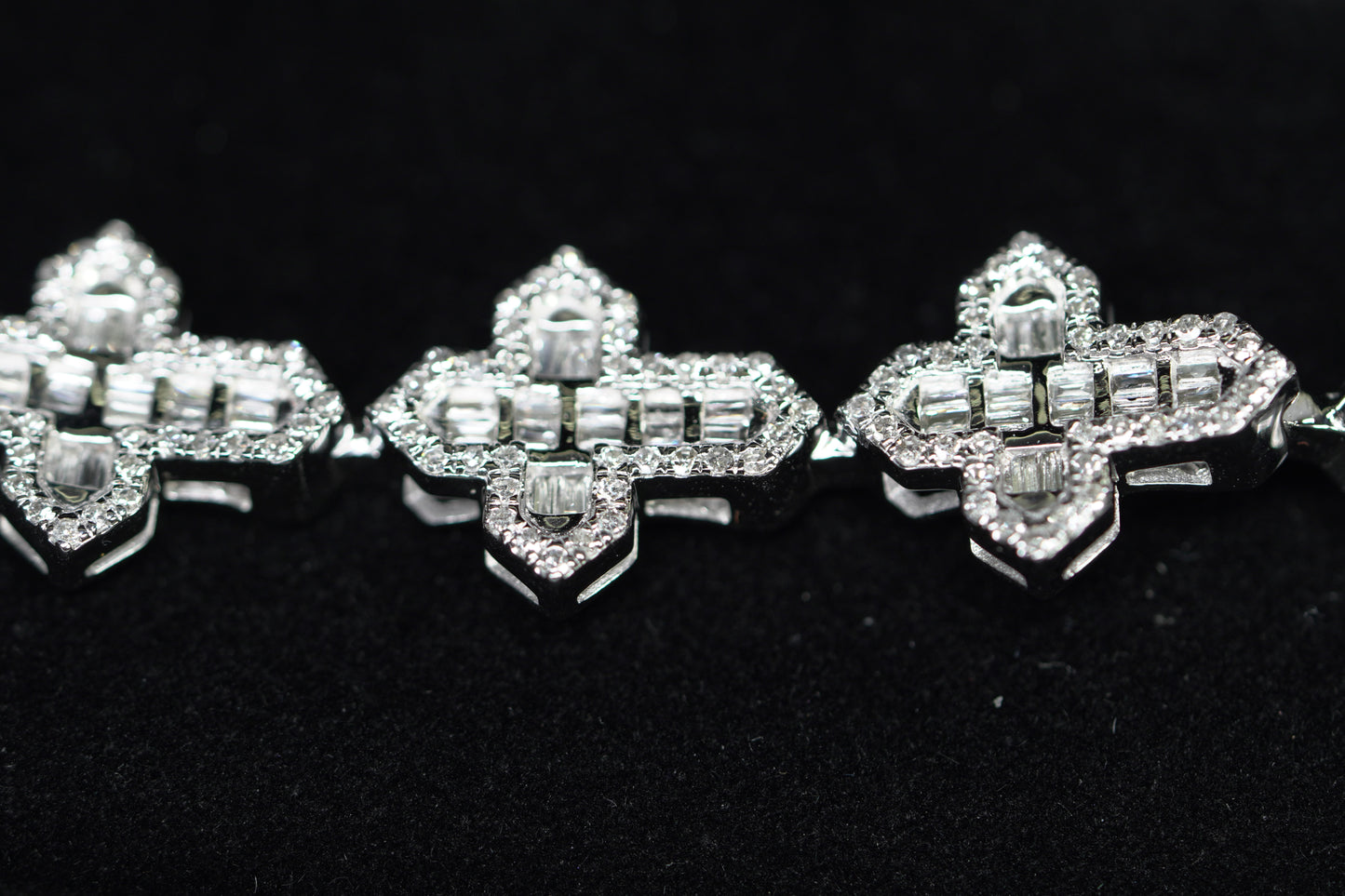 10KT 3.50CT DIAMONDCROSSBAGUETTE BRACELET WG