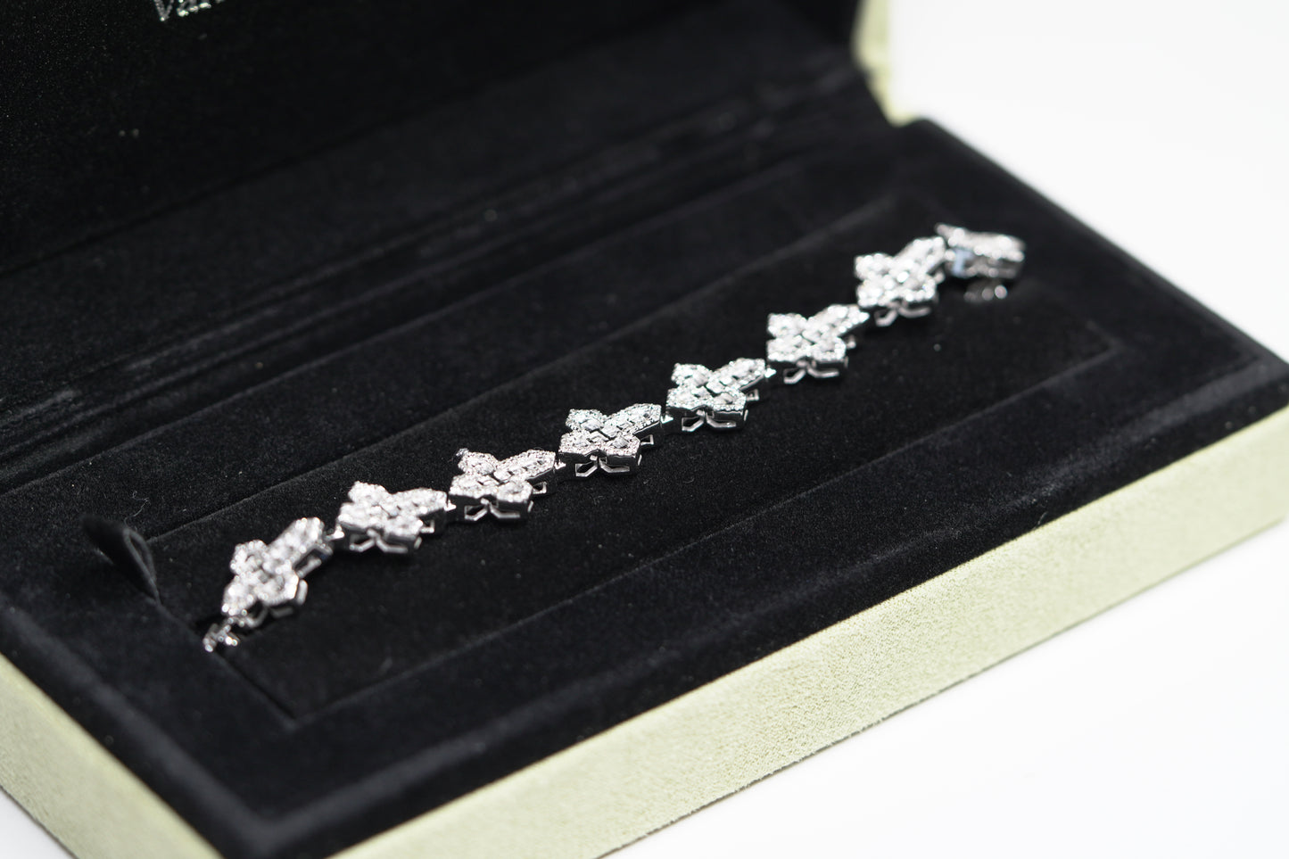 10KT 3.50CT DIAMONDCROSSBAGUETTE BRACELET WG