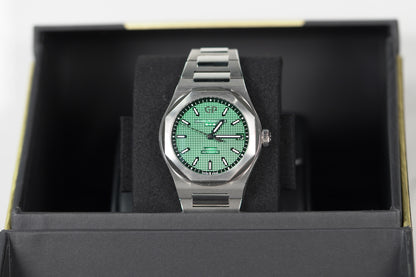 Girard Perregaux Laureato Stainless Steel 42mm Green Bracelet Box & Papers 2024 81010-11-3153-1CM