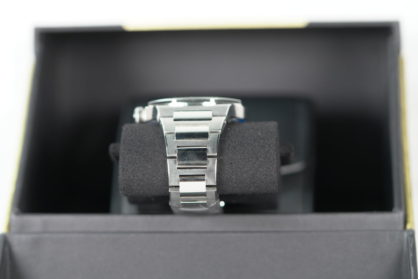 Girard Perregaux Laureato Stainless Steel 42mm Green Bracelet Box & Papers 2024 81010-11-3153-1CM