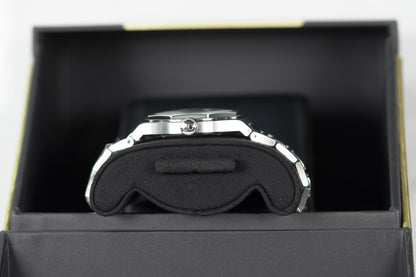 Girard Perregaux Laureato Stainless Steel 42mm Green Bracelet Box & Papers 2024 81010-11-3153-1CM