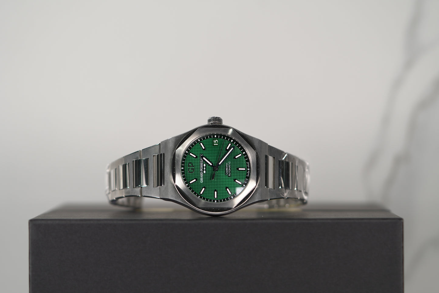 Girard Perregaux Laureato Stainless Steel 42mm Green Bracelet Box & Papers 2024 81010-11-3153-1CM