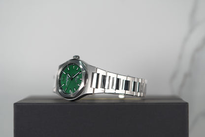 Girard Perregaux Laureato Stainless Steel 42mm Green Bracelet Box & Papers 2024 81010-11-3153-1CM