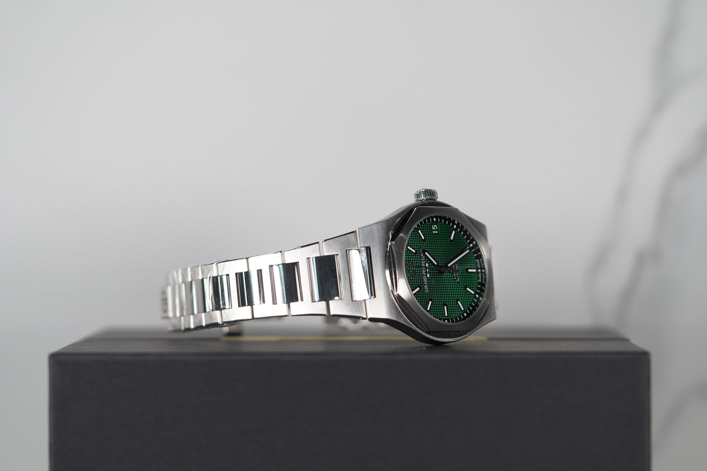 Girard Perregaux Laureato Stainless Steel 42mm Green Bracelet Box & Papers 2024 81010-11-3153-1CM