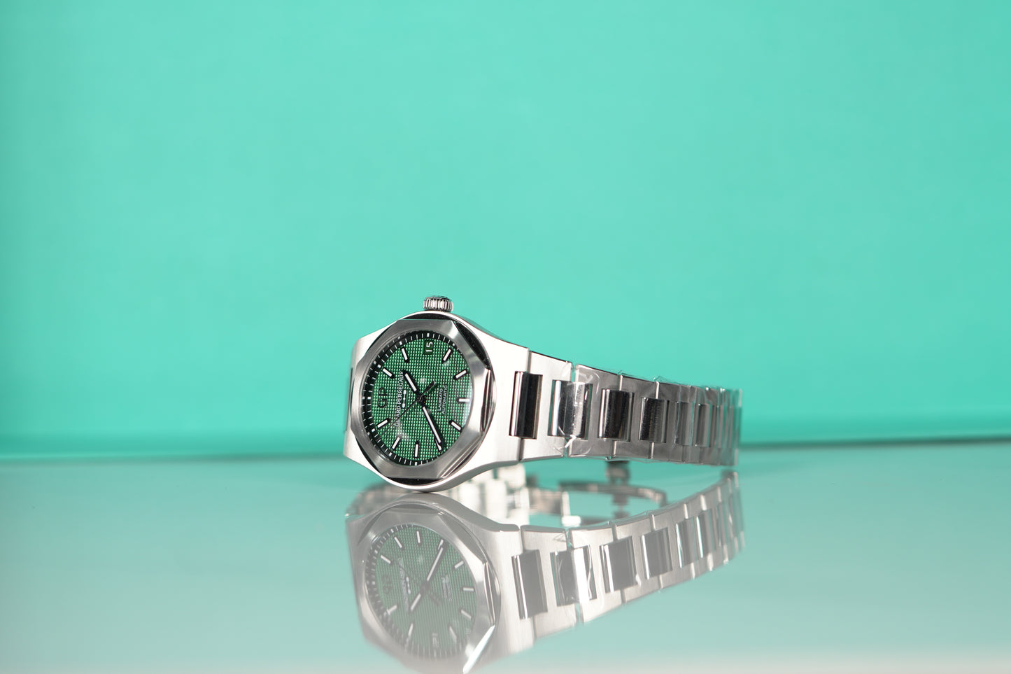 Girard Perregaux Laureato Stainless Steel 42mm Green Bracelet Box & Papers 2024 81010-11-3153-1CM