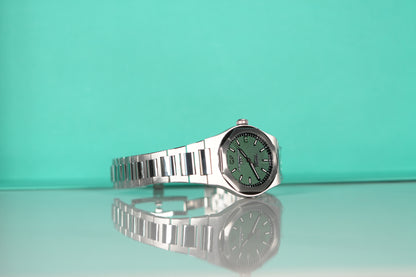 Girard Perregaux Laureato Stainless Steel 42mm Green Bracelet Box & Papers 2024 81010-11-3153-1CM