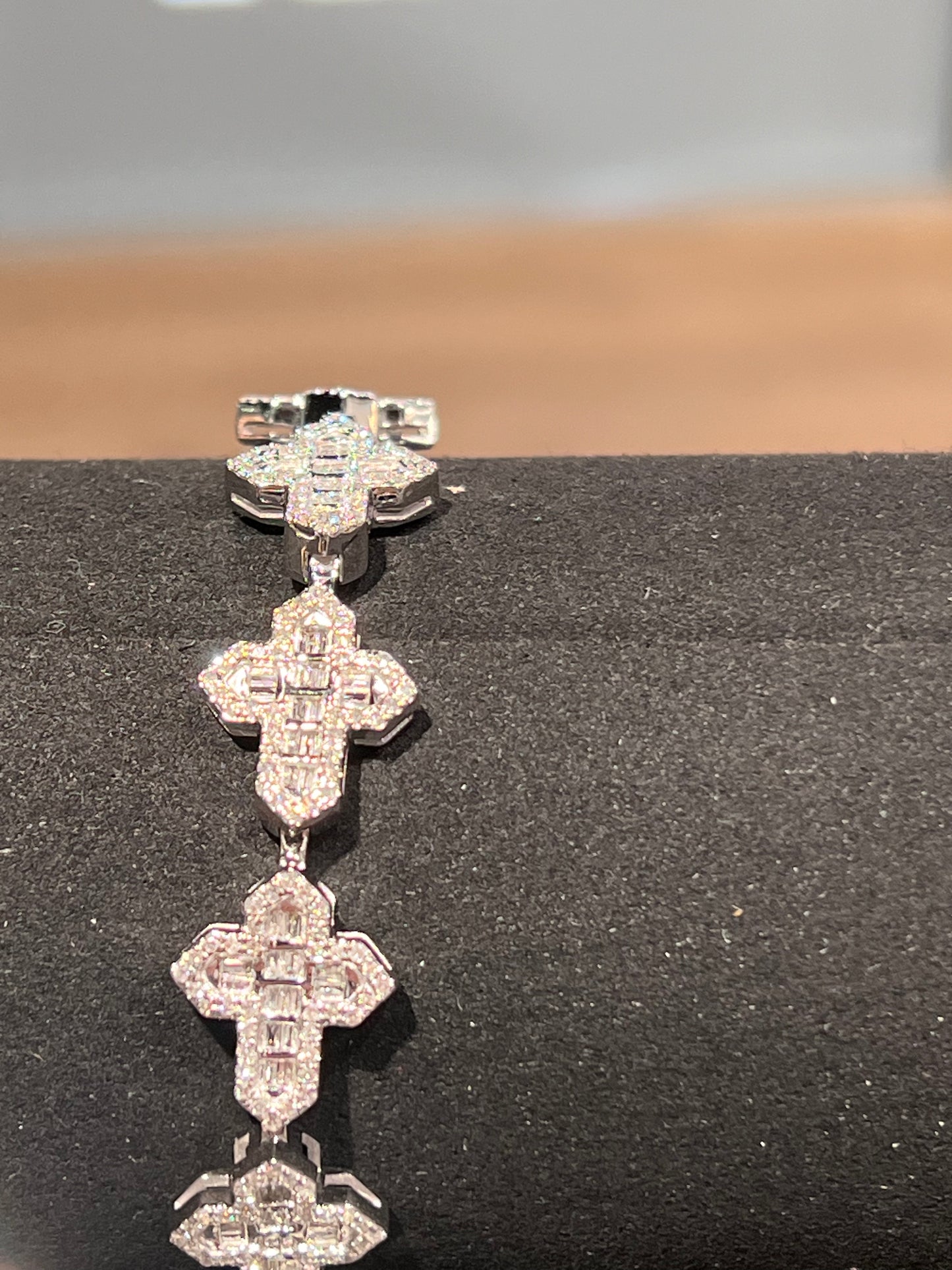 10KT 3.50CT DIAMONDCROSSBAGUETTE BRACELET WG